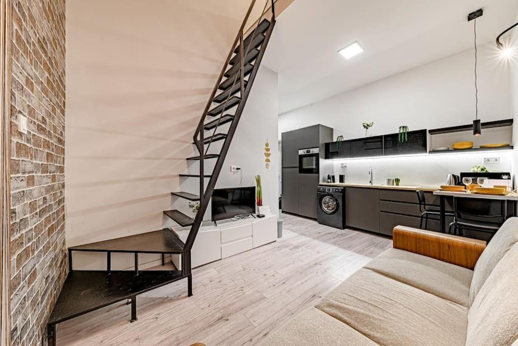 Chic Loft Bp: Industrial Gem Apartment บูดาเปสต์ ภายนอก รูปภาพ